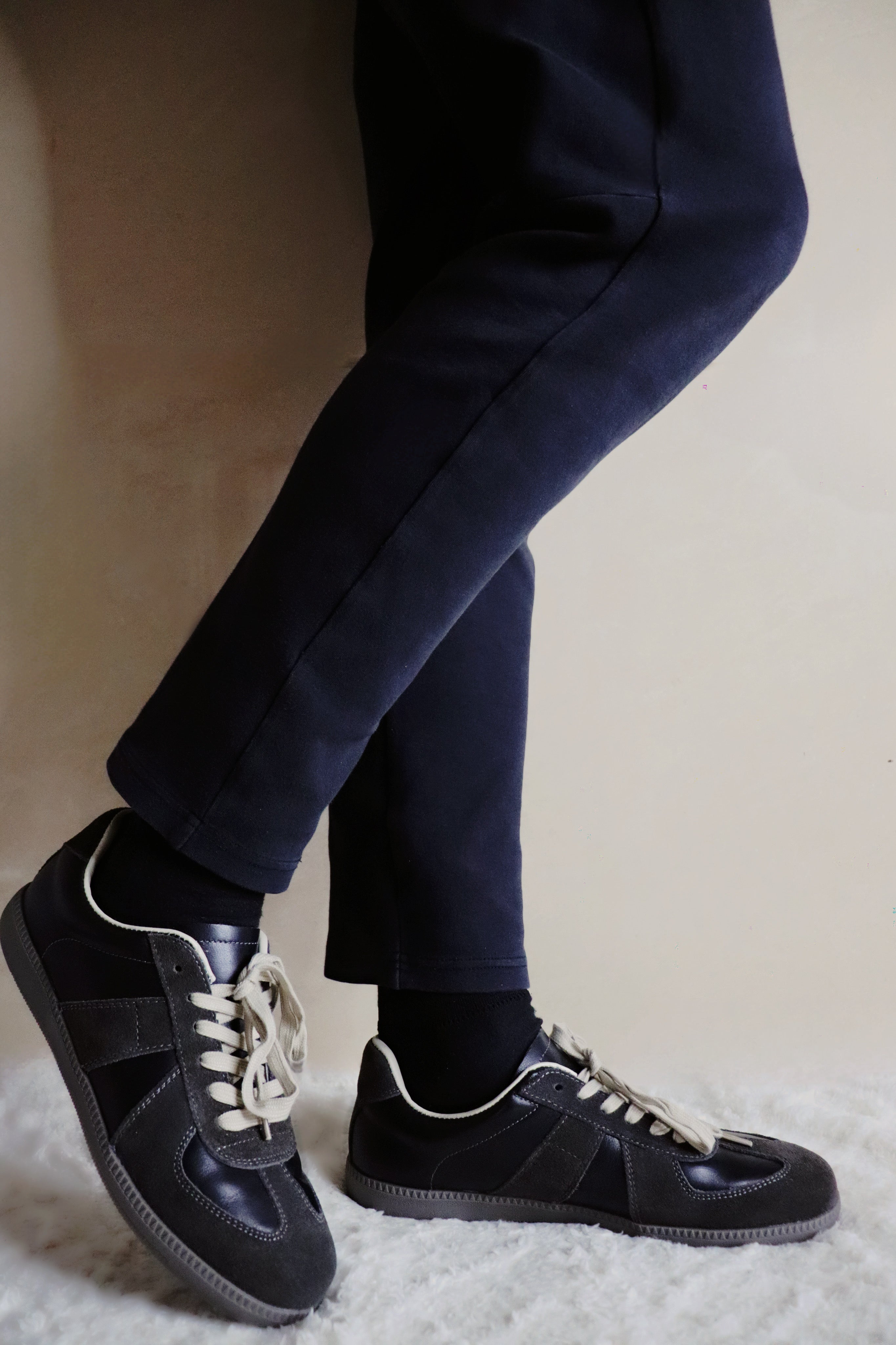 Sleek and Versatile: Men's Black Cowhide Leather Casual Shoes for Everyday Wear