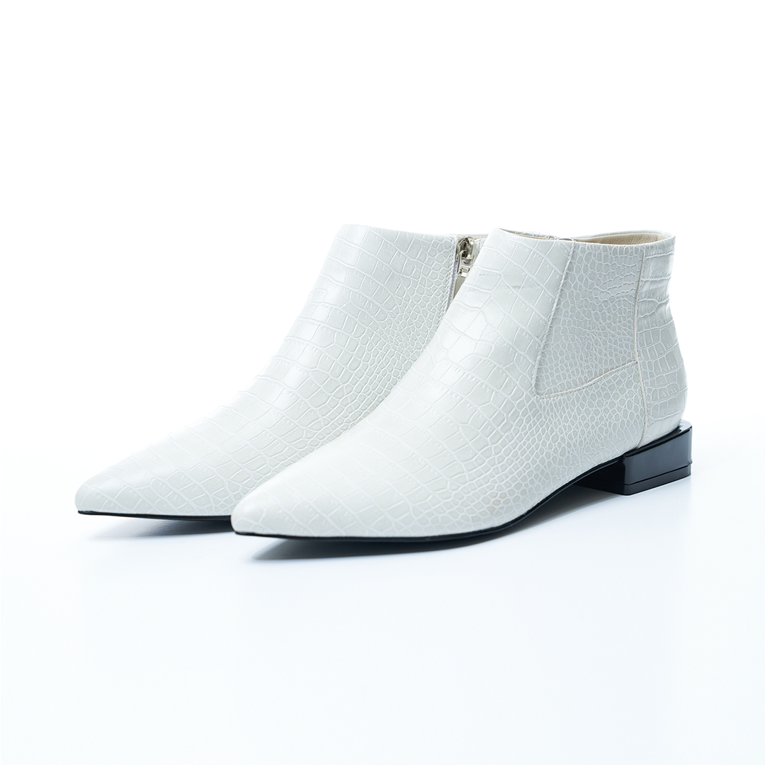 SARA Pointed Toe Ankle White Crocodile Boots - VHNY 